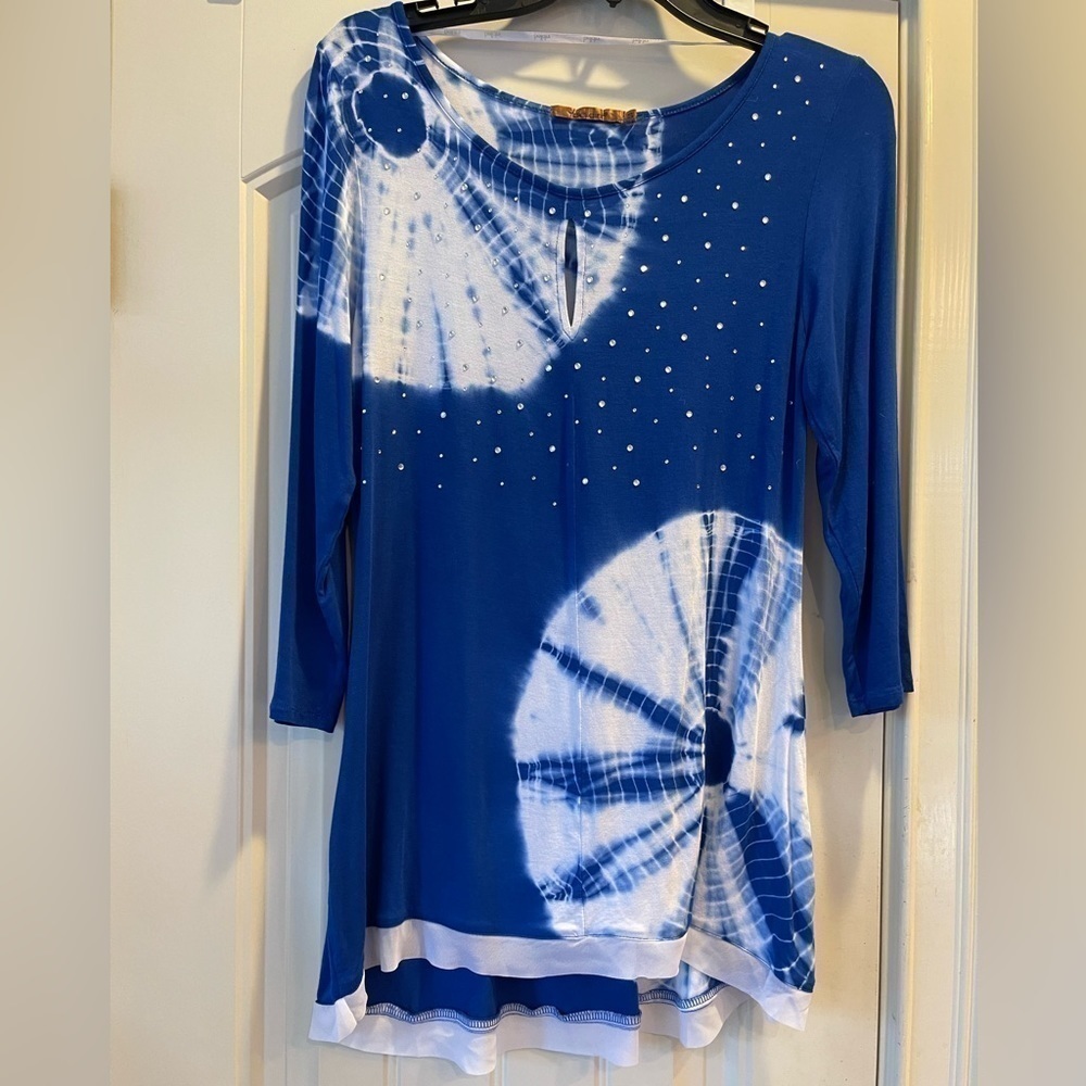 Belldini 3/4 length sleeve long Tunic style women’s blouse. Sz Small Blue/white